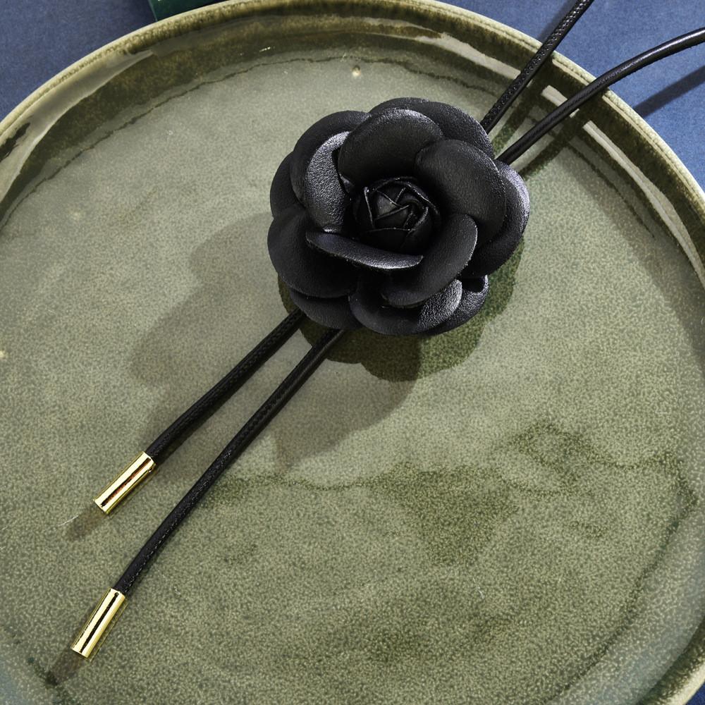 Elegant Svart Kameliablomma Halsband Med Chic Blommig Design För Kvinnor