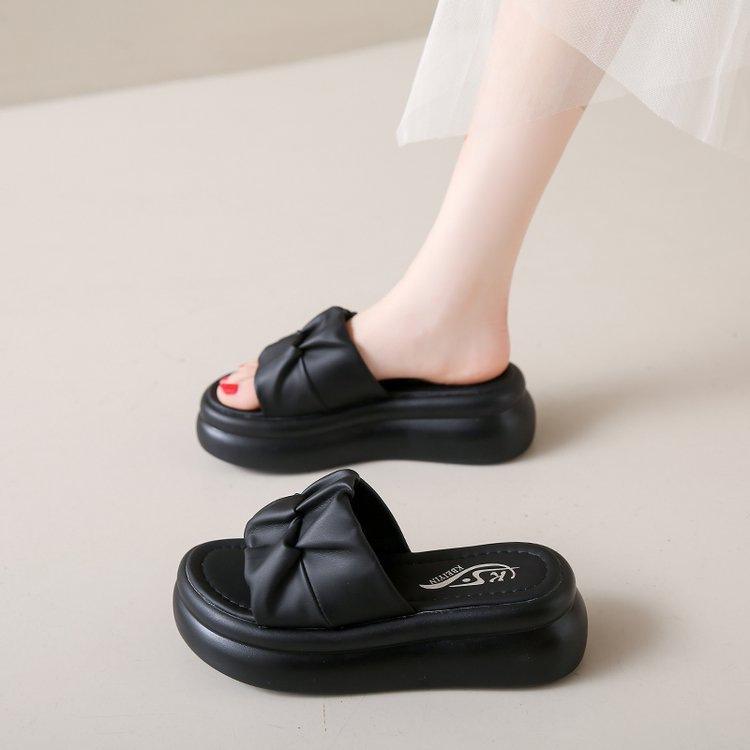 Thick-soled cool slippers for women's summer wear 2025 new fashion high-end beach sandals, non-slip for pregnant women