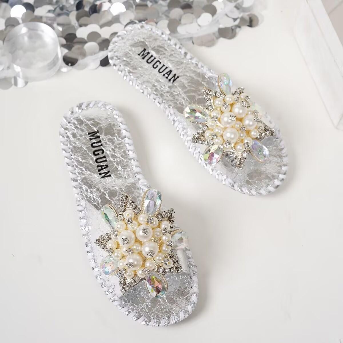 

Vintage fashion pearl flower flat-bottomed slippers girl 2025 new fairy style with skirt one-word beach drag tide 40 срібний