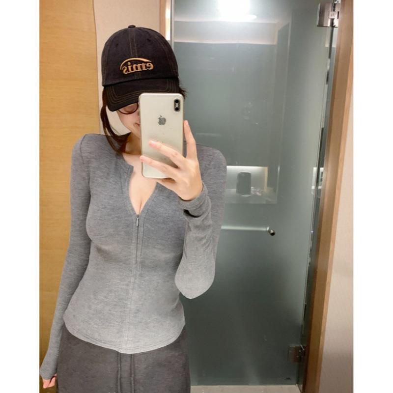 

Chic Half-Zip Long-Sleeve Brushed T-Shirt for Women - Stylish Autumn/Winter Base Layer, Slimming and Flattering. Large