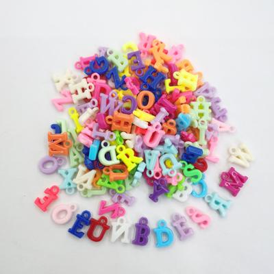 40 Stück mehrfarbige Buchstabenanhänger, Herz-Abstandshalterperlen zur Schmuckherstellung für Halsketten, Armbänder, Zubehör aus Acryl
