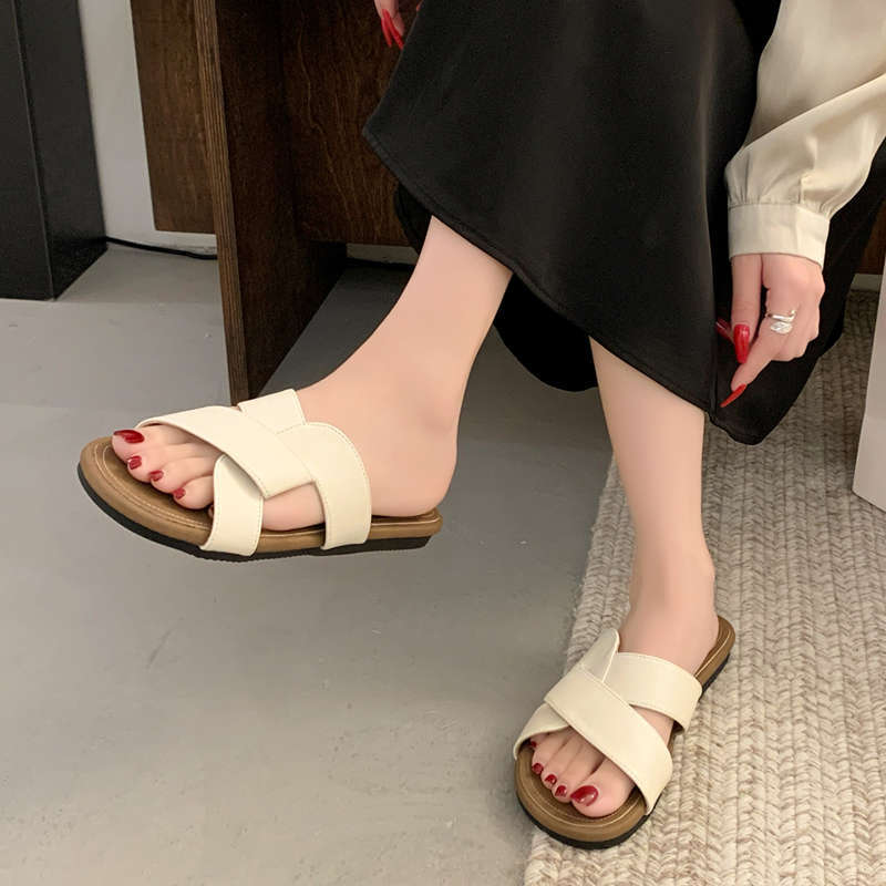 Retro niche flat-bottomed slippers women's summer 2025 new French soft-soled outer wear ins beach cross sandals