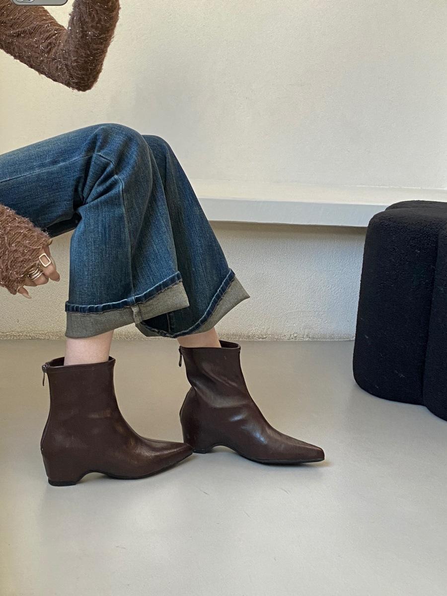 

2025 new pointed thick heel short tube comfortable versatile Martin boots niche design slope heel women s thin fashion boots 40 темно-коричневого кольору