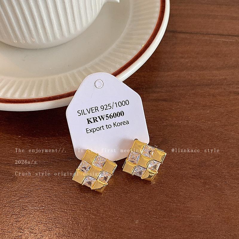 High-end French Niche Broken Diamond Zircon Square Stud Earrings Women's New Popular Light Luxury Simple Earrings Ear Jewelry
