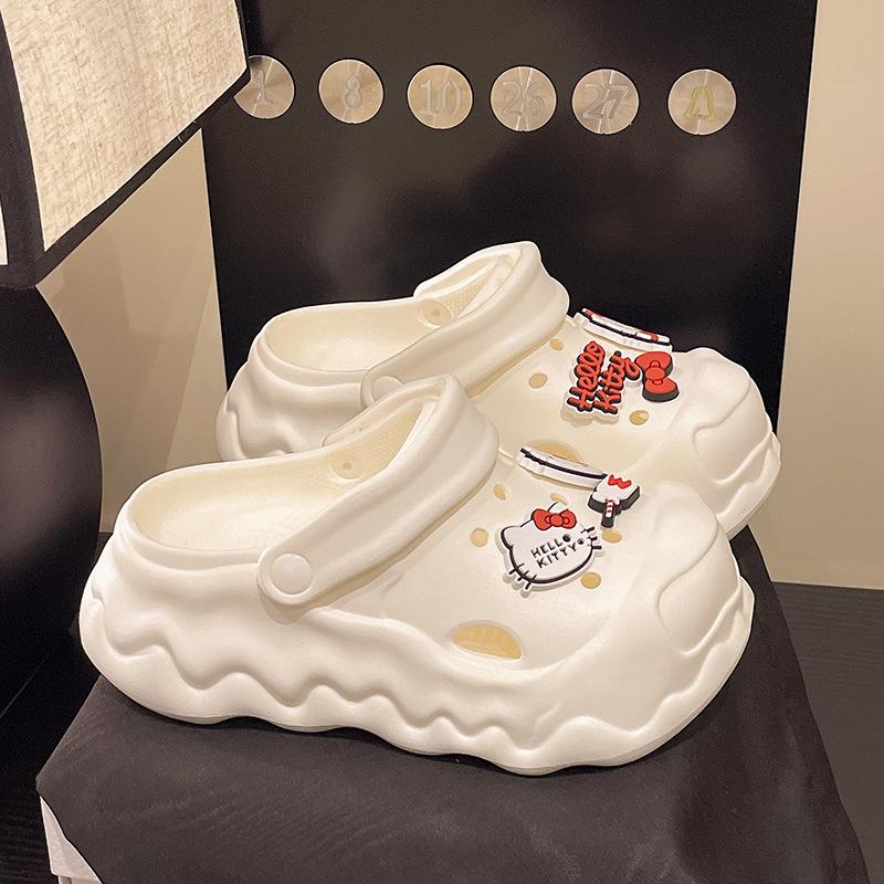 Im Sommer 2025 die neuen niedlichen Cartoon-Cool-Slipper, Plateauschuhe mit Löchern und rutschfeste Cool-Slipper für zu Hause.