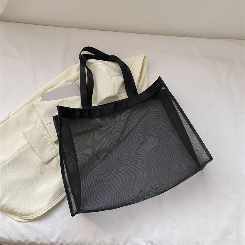 

Fashionable Black Tote Bag For Women Featuring A Spacious Interior For Commuting And Leisure