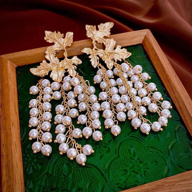 

Европейские и американские серьги-кисточки в виде кленовых листьев с искусственным жемчугом и иглой из металлического серебра - Элегантные, высококлассные украшения для женщин