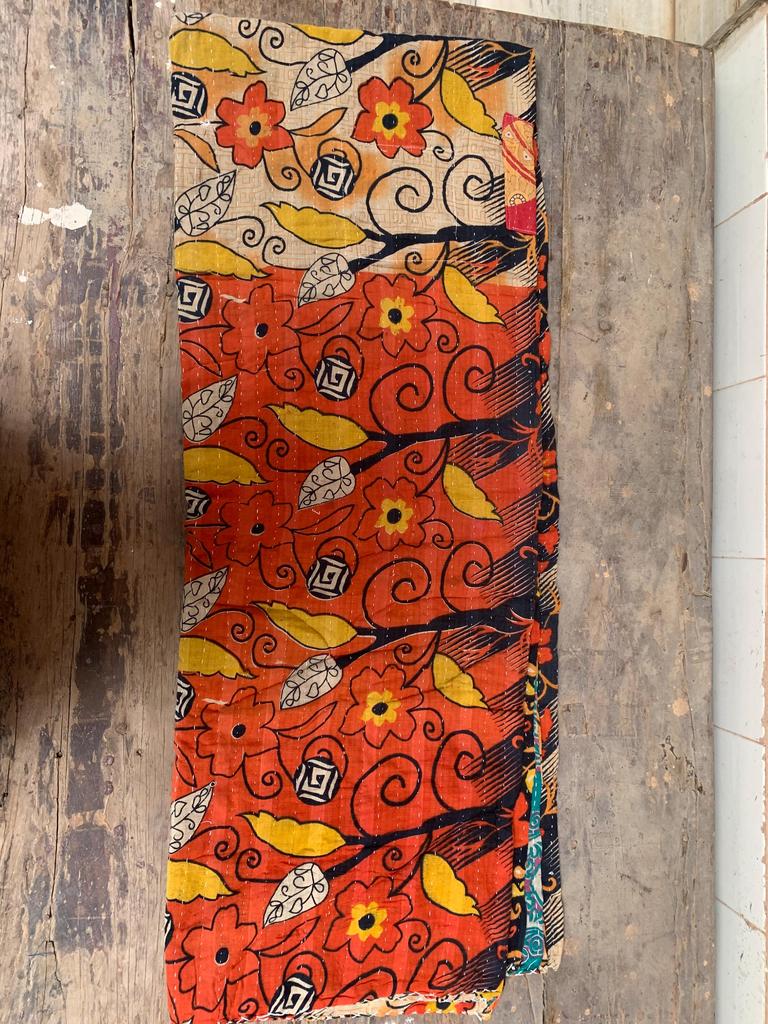 Floraler Kantha-Quilt: Wendbare indische Baumwolldecke, Bohemian Bettwäsche