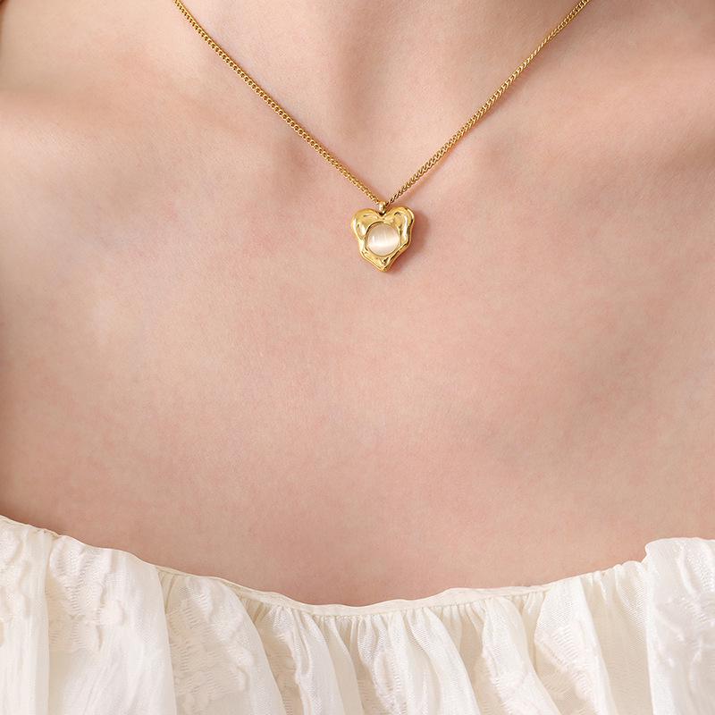 Hong Kong-Style Elegant Heart-Shaped Cat s Eye Stone Pendant Necklace on Gold-Plated Clavicle Chain.
