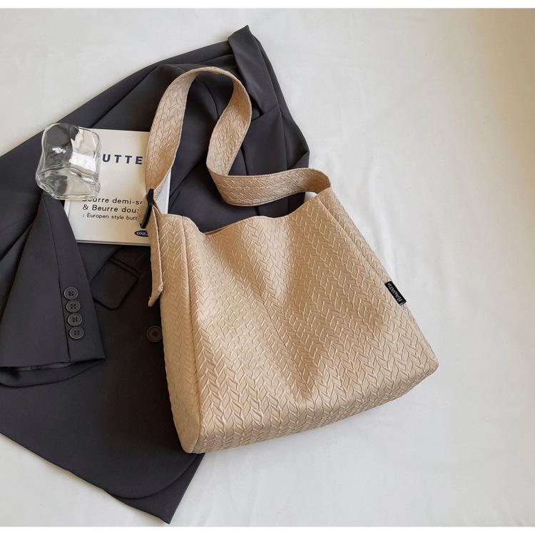 

Women s Casual Canvas Handbag: 2025 Versatile Large Capacity Crossbody Tote with Wide Shoulder Strap for Commuting 35cm x 31cm x 15cm