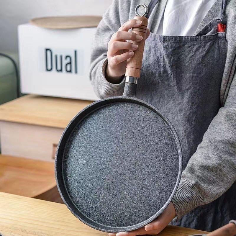 ZISIZ 26cm Cast Iron Frying Pan with Wooden Handle