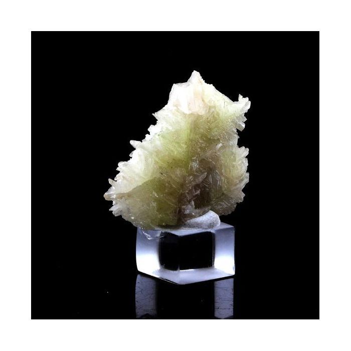 Pierres et Minéraux. Cerusite jaune. 48.9 ct. M'fouati Mine, M'fouati District, Congo.