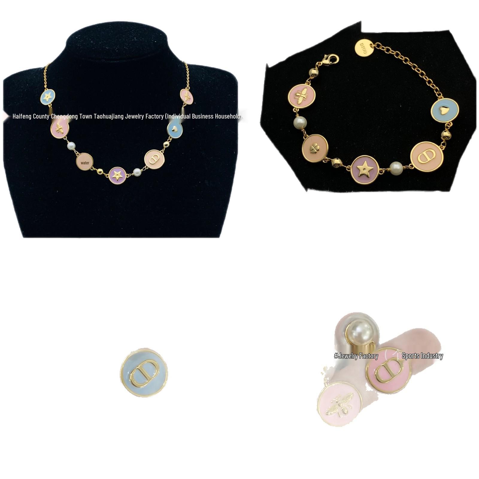 

2025D House Classic Pearl Necklace & D House CD Letter Retro Women s Bracelet in High-Quality Brass & Epoxy. Packaging