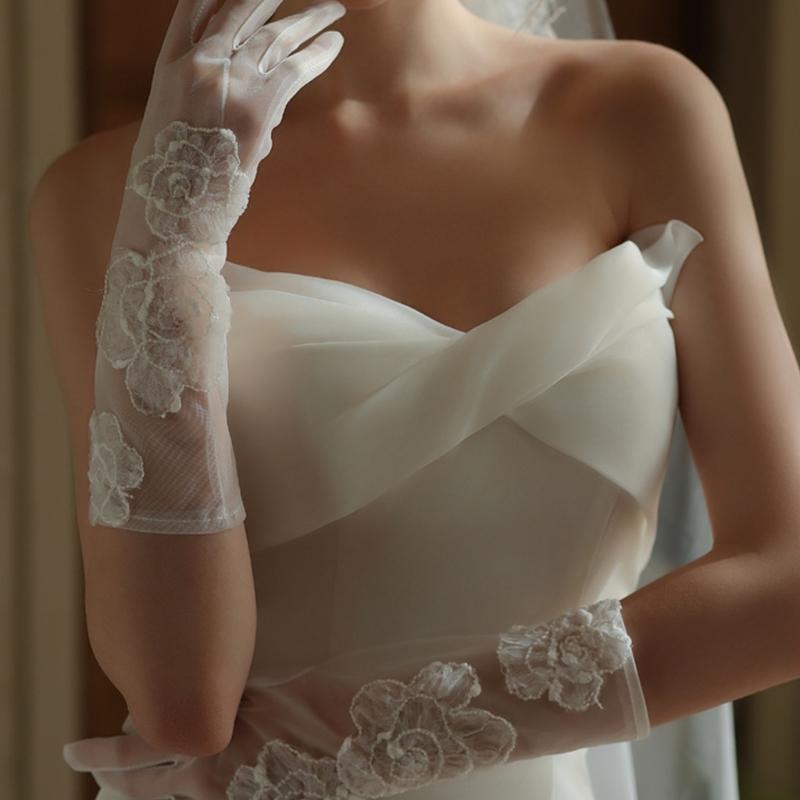 Wrist Length Bridal Gloves Delicate Pattern Embroidery Breathable Mesh Fabric Evening Functions