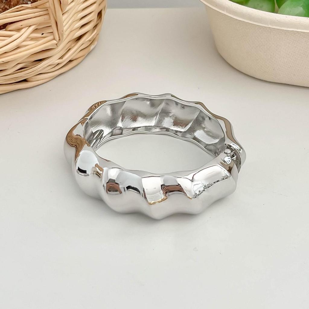 Interlocking Ring Open Bangle - European & American Light Luxury Design for Women