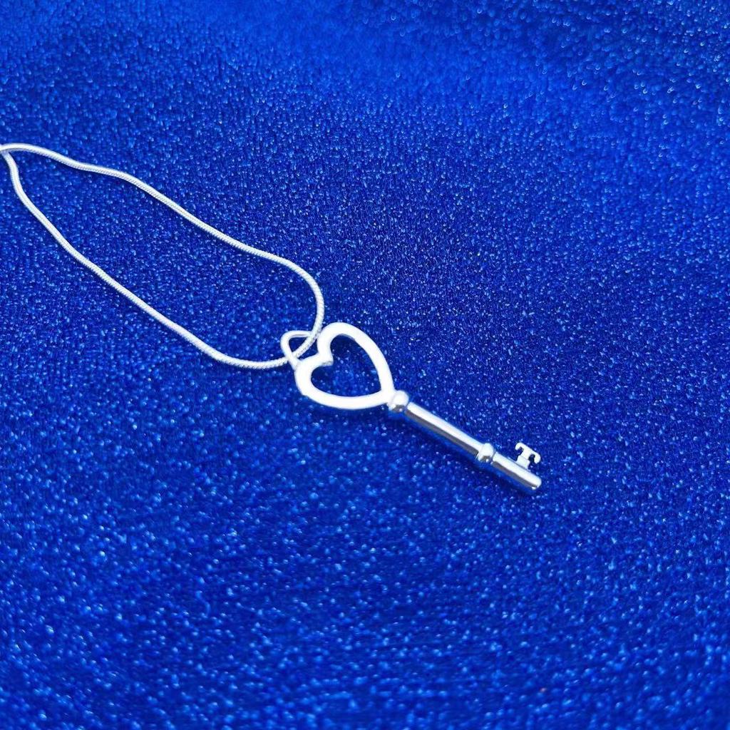 Mingjie Stylish Key Pendant Necklace - Fashionable, Simple, Ideal for Girlfriends, Couples, Christmas, and Birthdays