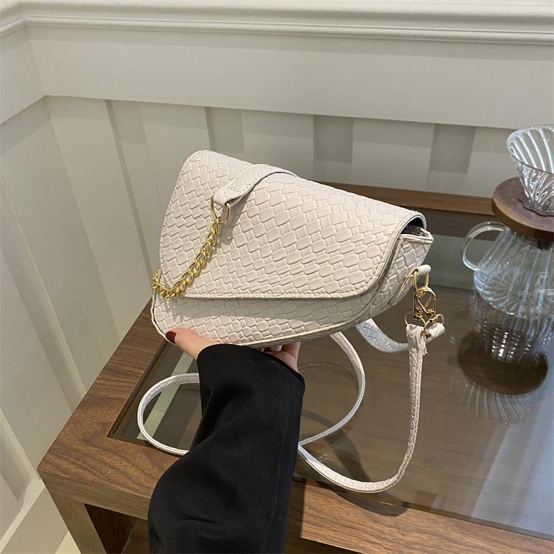 

Сумка женская новая тканая текстура маленькая сумка 2024 летняя однотонная простая ретро сумка-седло модная сумка-мессенджер