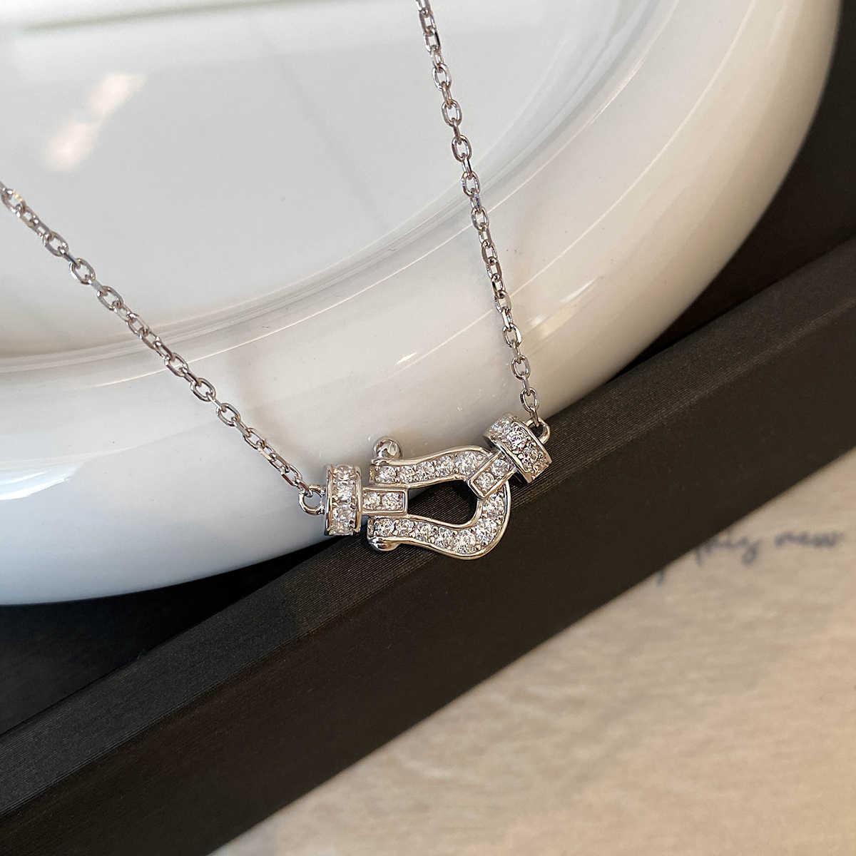 

Full Diamond Horseshoe Buckle Necklace Women S Fashion Light Luxury Niche High-End Pendant Collarbone Chain Girls Gift Quality