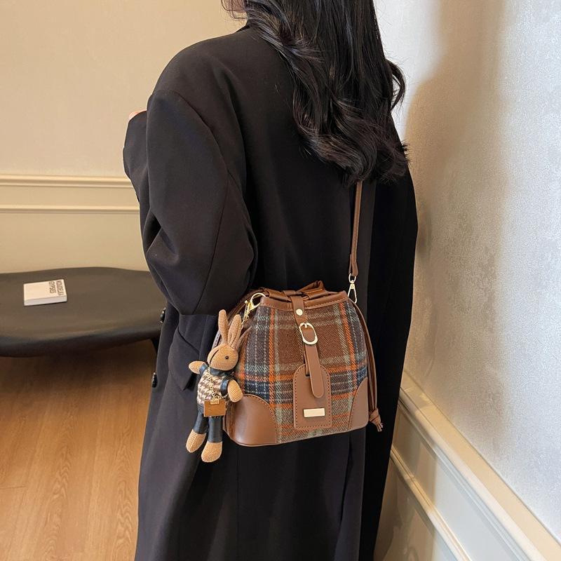 Premium Woolen Texture Small Bag 2025 Winter New Niche Trendy Versatile Shoulder Messenger Bag Popular Bucket Bag