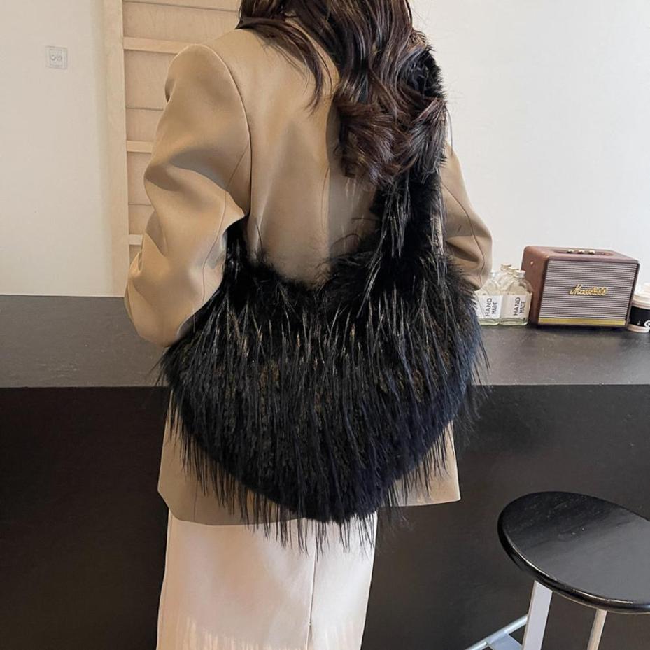Fashion Artificial Fur Messenger Bag Autumn And Winter Personality Heart Shoulder Bag Girl Ladies Party Banquet Bags Woman New