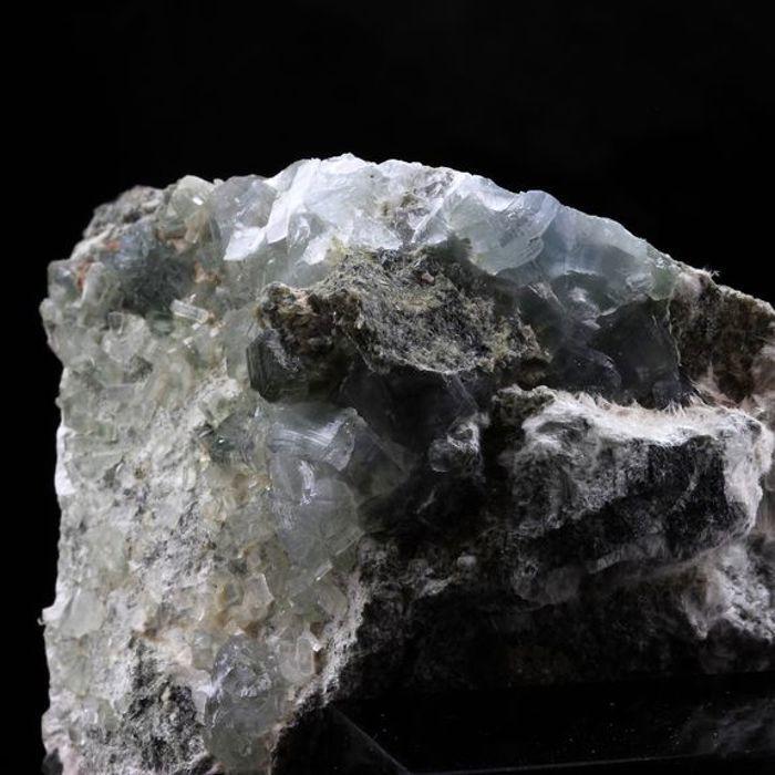 Pierres et Minéraux. Prehnite. 2252.0 ct. La Combe de la Selle, Bourg d'Oisans, France..