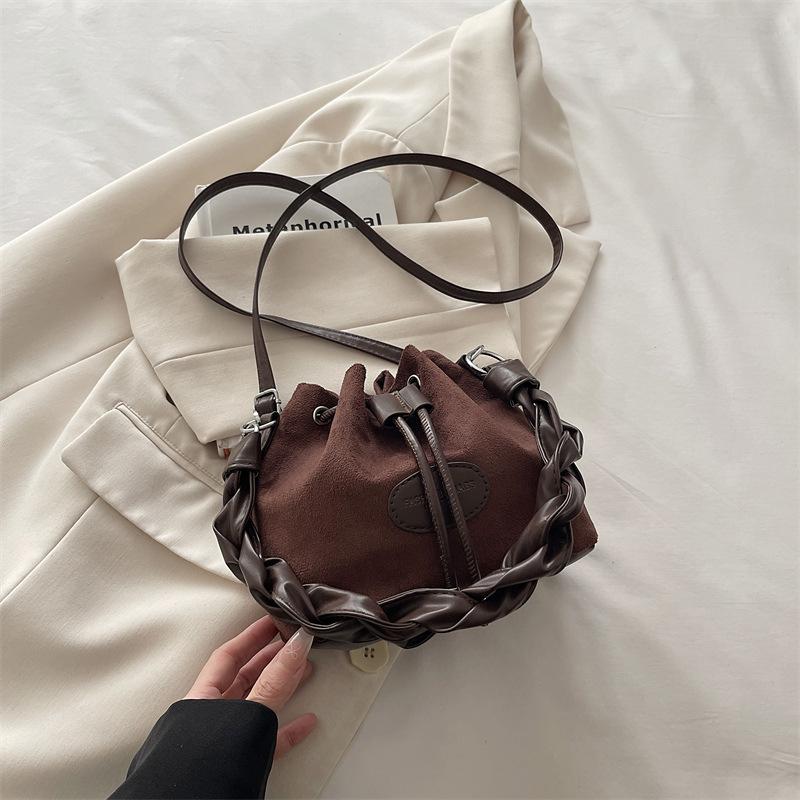 

Textured hand carry suede bag women s new retro fashion bucket bag 2 early spring trend design shoulder bag коричневий