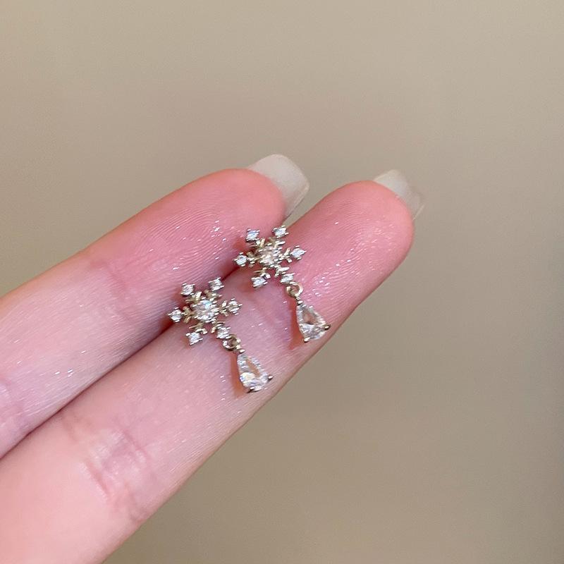 Versatile Snowflake Zircon Water Drop Earrings for Women - Elegant, Simple, and Luxurious Fashion Jewelry