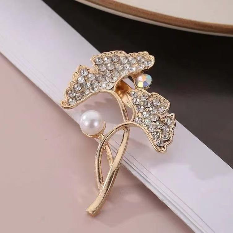 Elegant Ginkgo Leaf Rhinestone Brooch – Versatile Retro Jewelry Accessory for Women
