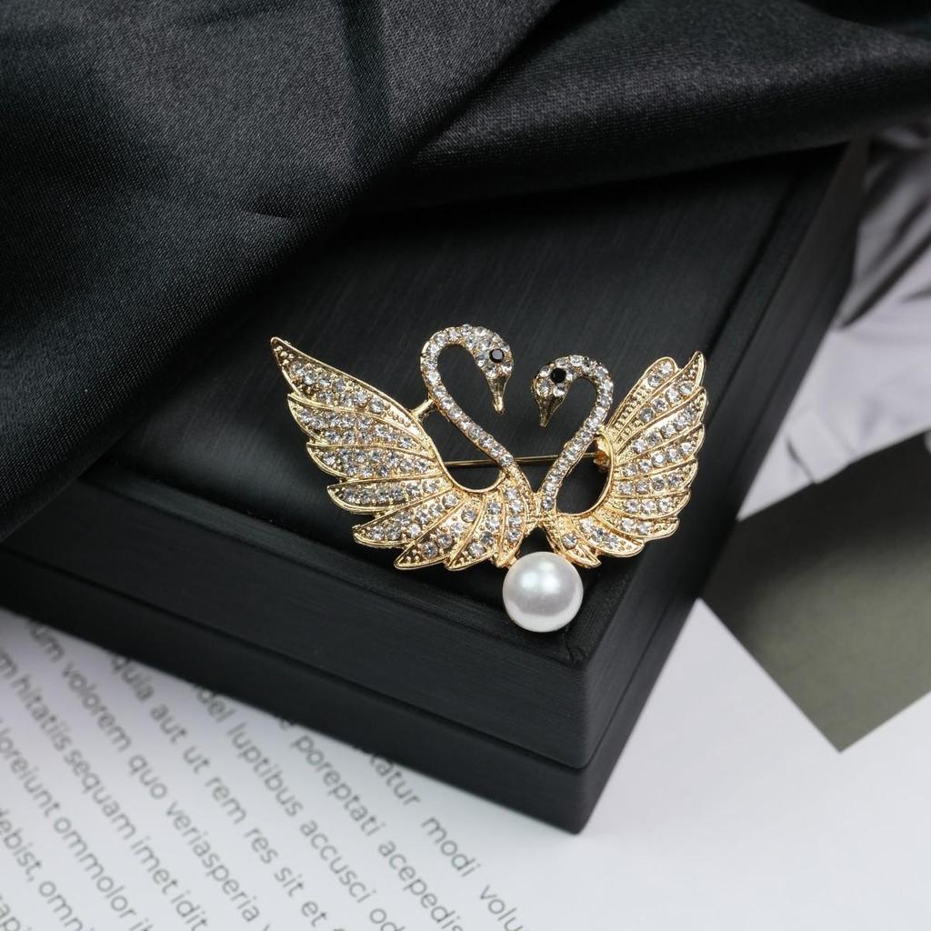 Elegant Versatile Light Luxury Corsage Brooch with Niche Design - Anti-Exposure Pin
