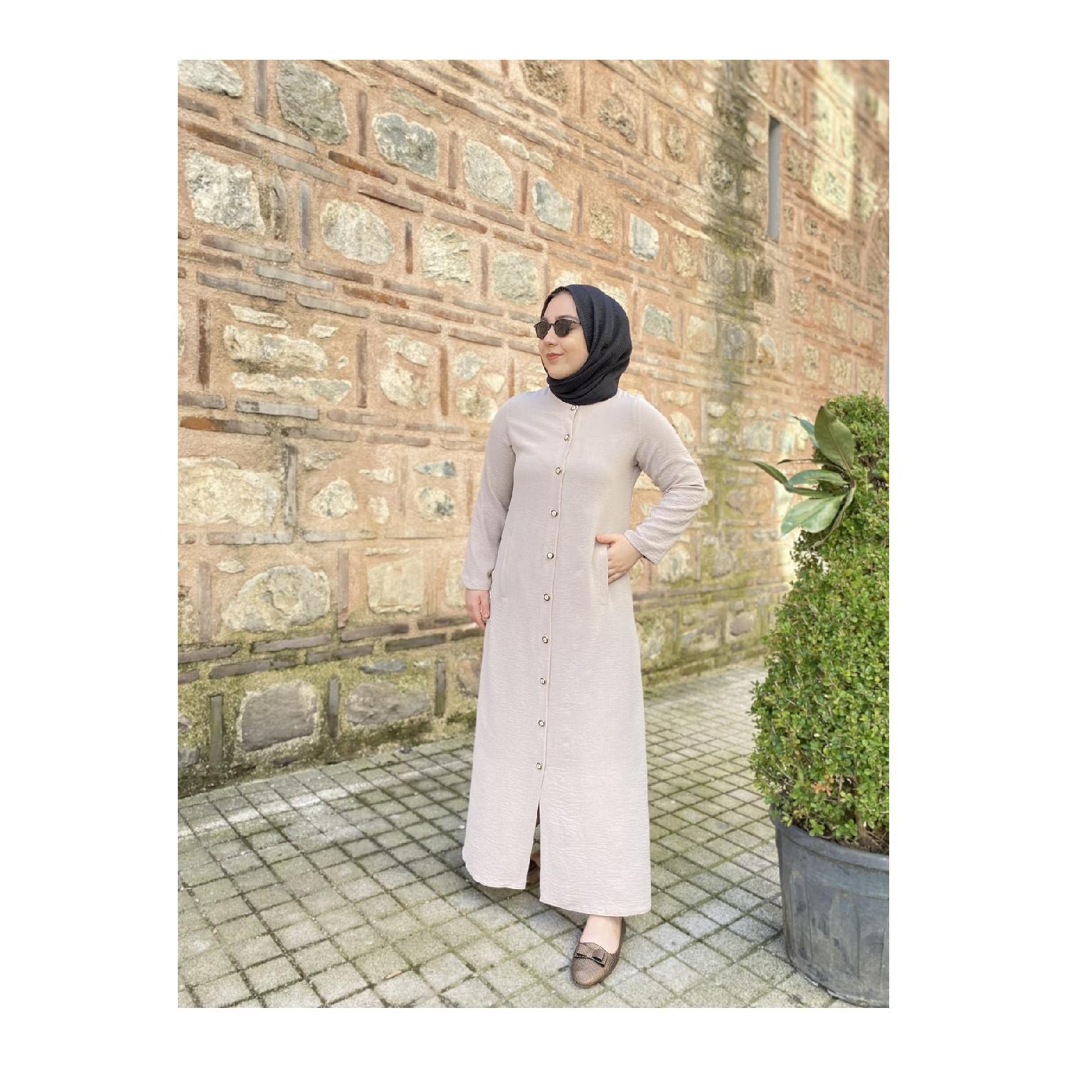 

Простая повседневная абайя на пуговицах с карманами полной длины