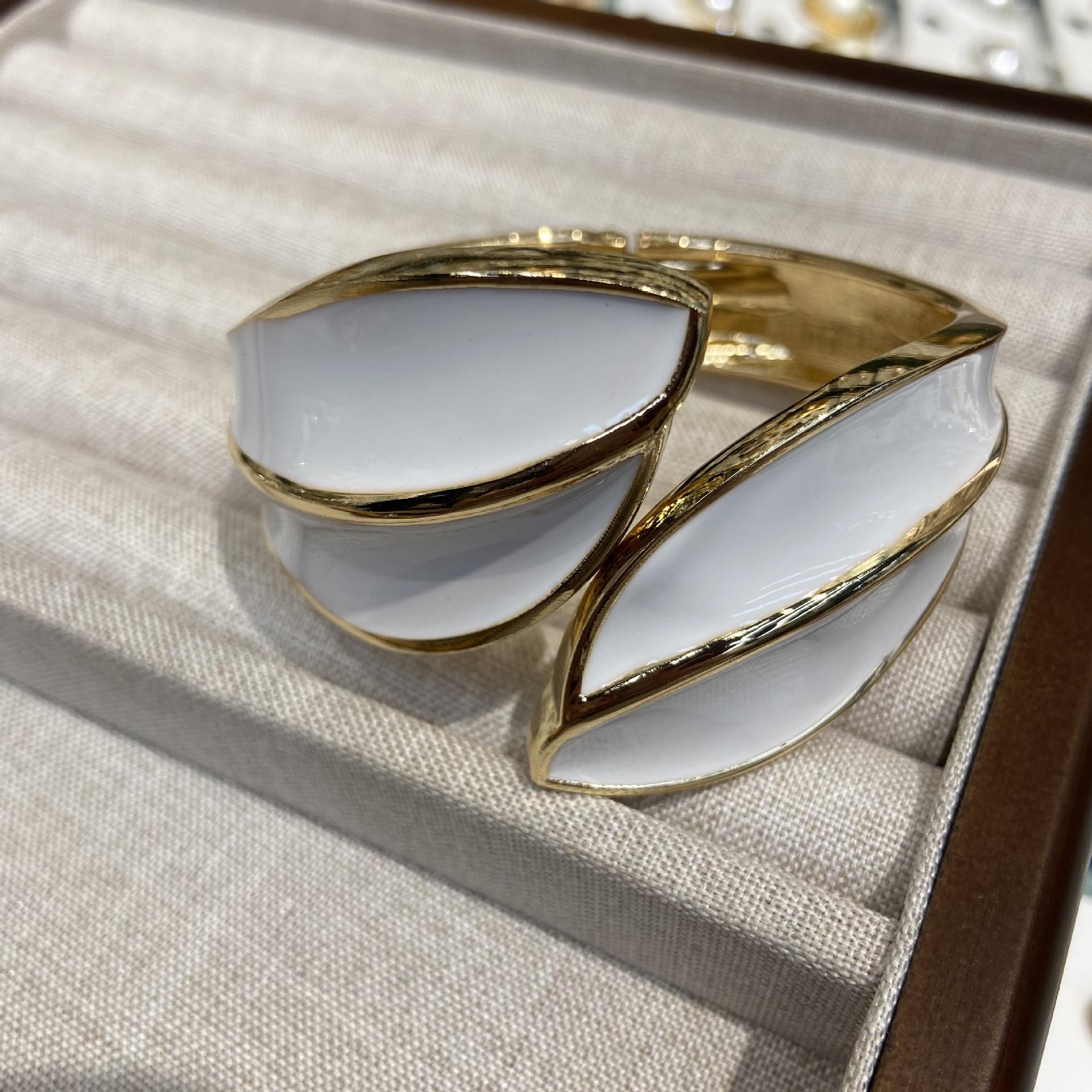 

Преувеличенный ретро-браслет с закручивающейся спиралью из листового золота, женский изысканный браслет из металла с листьями