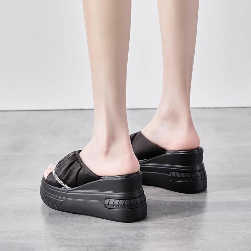 Slippers Women's Versatile and Lightweight Muffin Bottom Wedge Sandals Summer Wear New Thick-soled High-heeled Women's Shoes