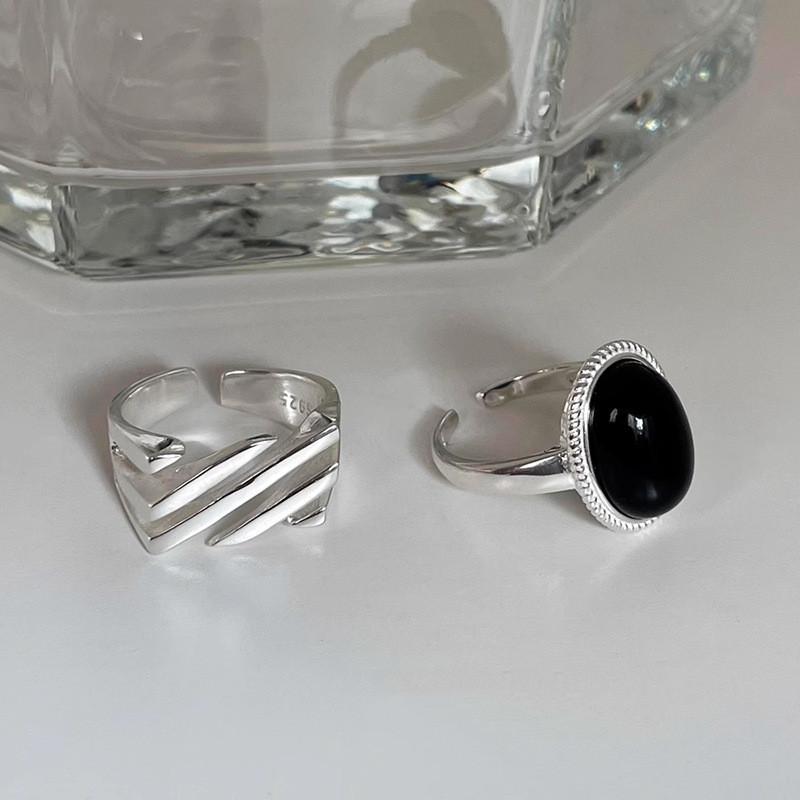 Distinctive Black Agate Adjustable Ring For Women Featuring Trendy Geometric Elements And Fashionable Style