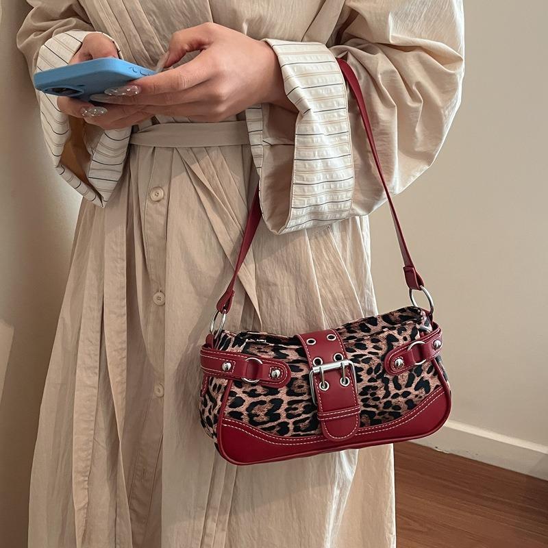 Boucle de ceinture rétro imprimé léopard sac à bandoulière tempérament nouveau mode printemps et été rivet grande capacité décontracté sac d'aisselle