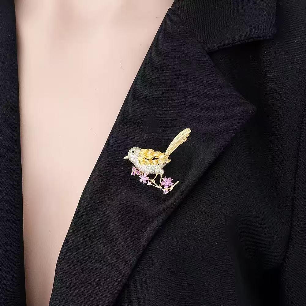 Japanese High-End Magpie Brooch – Cute, Colorful, Anti-Exposure Pin for Distinctive Style & Personality