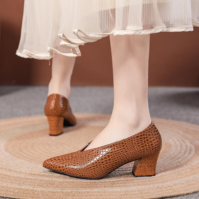 

Мода 2025 новые Остроносые V-образный вырез Лакированная кожа Одиночная женская обувь Высокие каблуки Весна Универсальные Ретро Массивные Одиночные туфли Zapatos De Mujer 35 коричневый