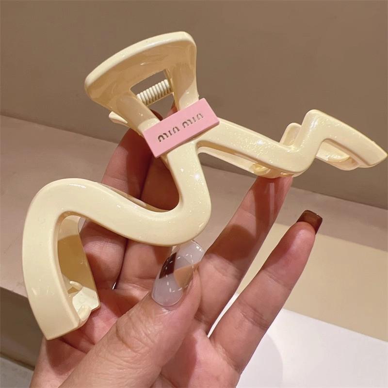 Large French Retro Claw Hair Clip for Elegant Women's Hairstyles.