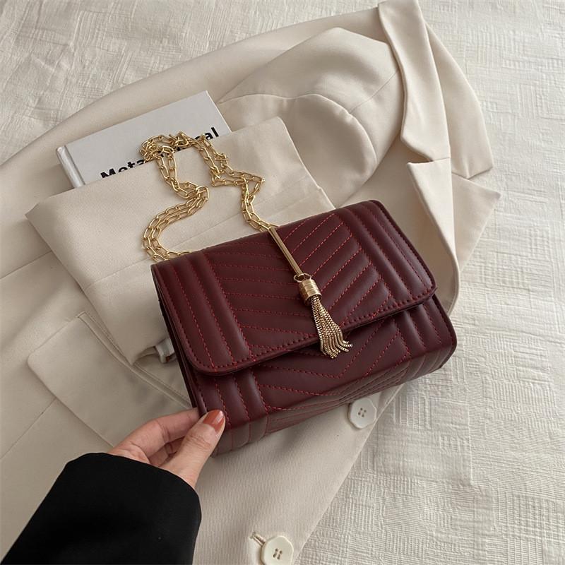 Stylish And Minimalist Women's Crossbody Bag With Trendy Chain Detail For Casual Use