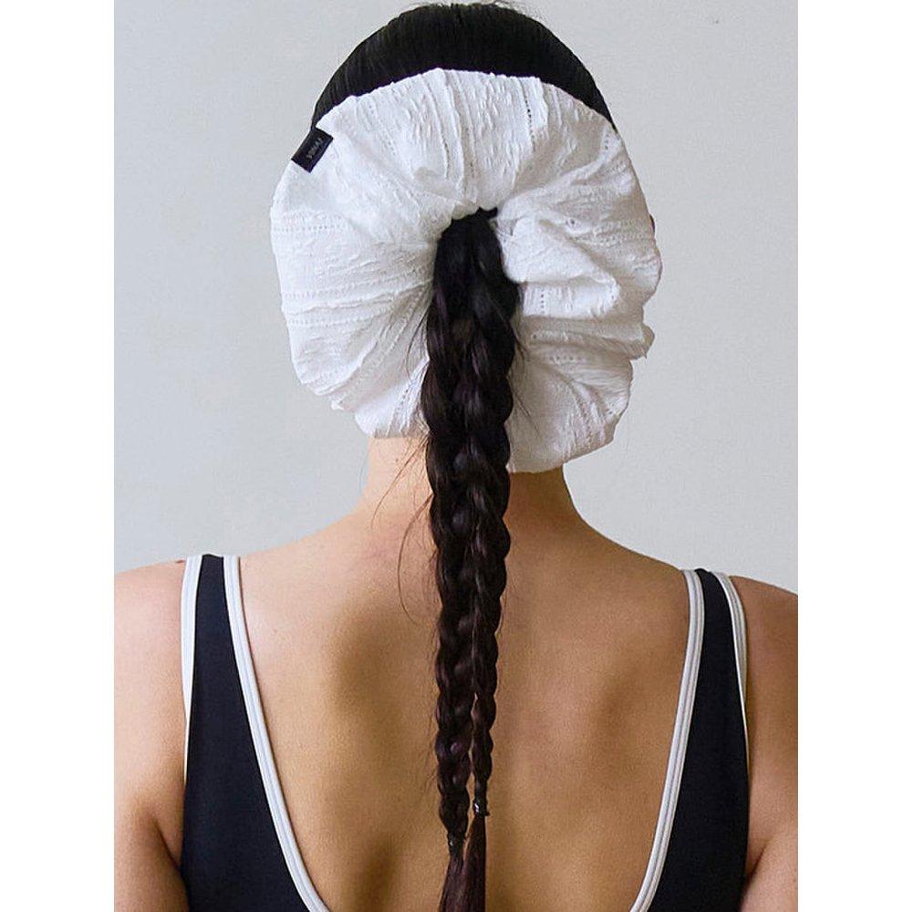 

Полосатая кружевная большая резинка-скранчи (белый)