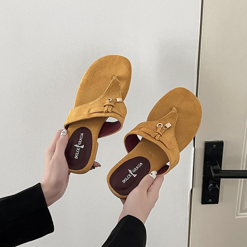 2025 Summer New Retro Pinch-on Flip-flops Shoes Women's Shoes Wear French Small Sandals Beach Sandals Soft