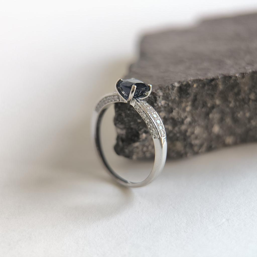 Серебряное кольцо с натуральным сапфиром 1.481ct, вес изделия 2,1 гр (2214038)