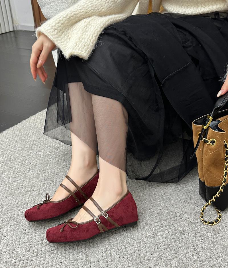 

Ballet style pleated suede shallow mouth small single shoes 2025 spring and autumn soft-soled grandma one-word belt inner height increase Mary J 40 красный