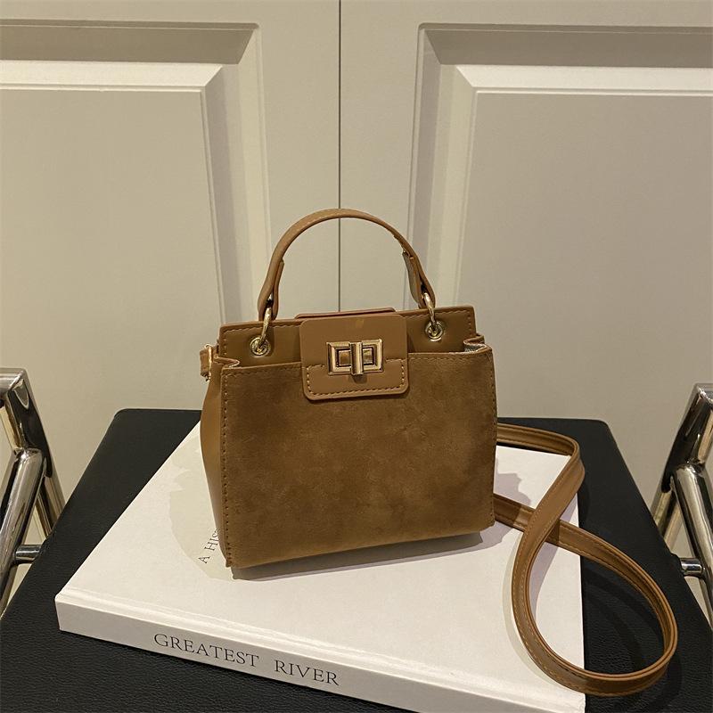 

Large-capacity simple handbag bag women s 2025 new European and American fashion texture shoulder bag to work commuter messenger bag коричневый