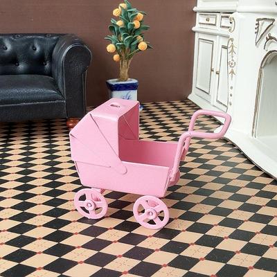 1:12 Puppenhaus-Miniaturen Rosa Babykinderwagen Modell Räder Können Sich Drehen Puppenhaus Zubehör Dekoration Kinder Rollenspiel Spielzeug Bastelgeschenke