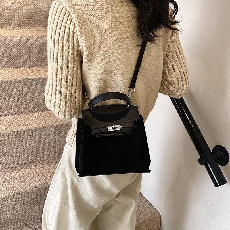 Винтажная сумка-мессенджер Британская сумка премиум-класса 2025 новая сумка для студентов-коммутеров на плечо портативная маленькая квадратная сумка 20.5*9*21