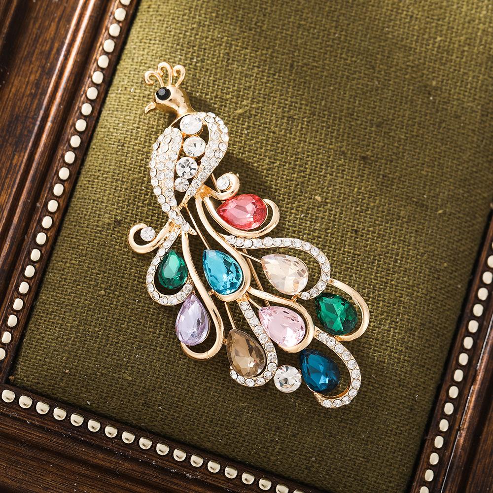 

SKEDS Luxury Shining Crystal Peacock Badges Pins For Women Men Elegant Classic Rhinestone Animal Boutique Brooches Accessories золотой
