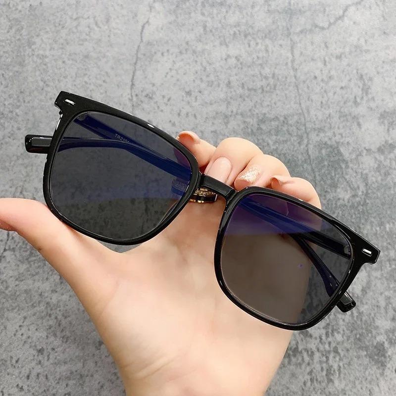 Fashionable Anti Blue Light Glasses Men's and Women's Square Glasses with Color Changing Lenses Casual Style