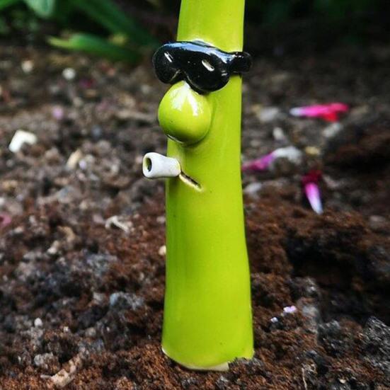 2 Pcs Funny Asparagus Garden Stakes Cute Resin Plants Craft with Funny Face Decorative Yard Art for Outdoor Garden Lawn Decor