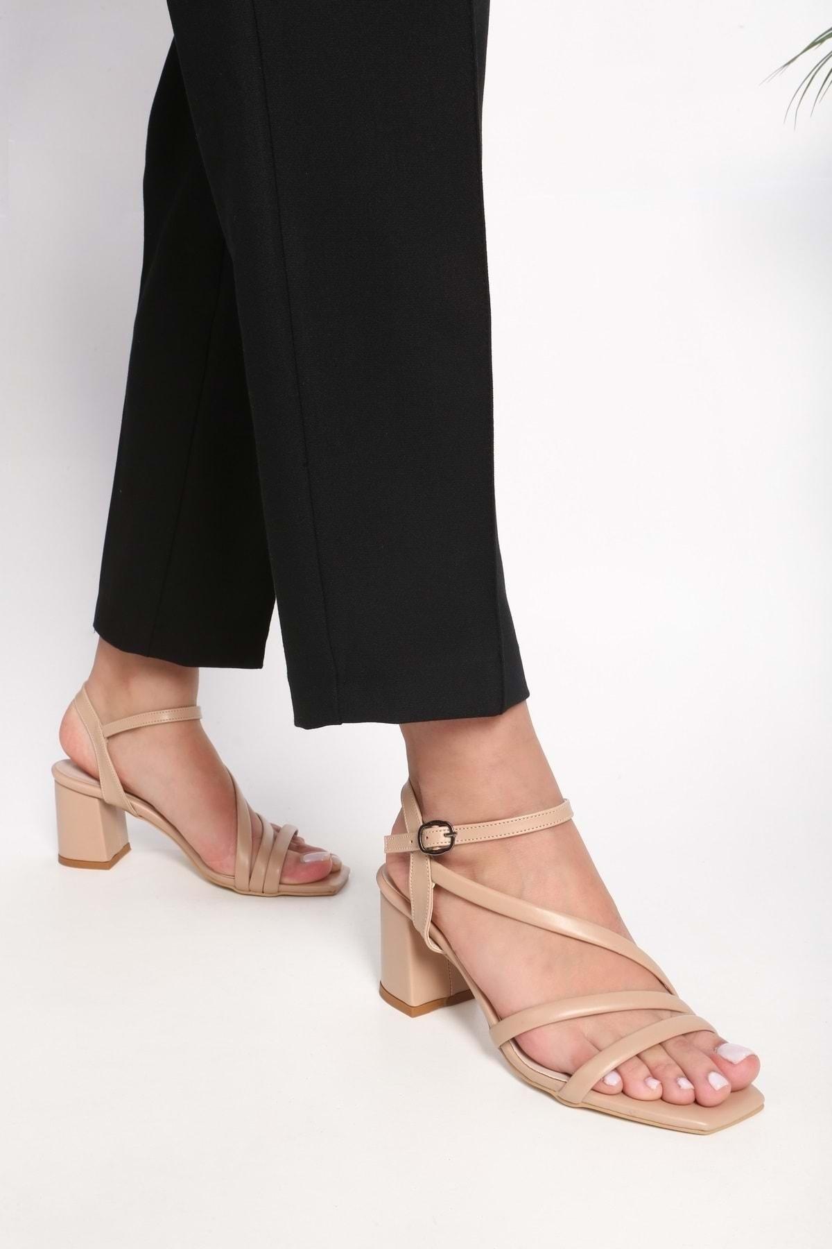 

Женская модная обувь на каблуке. Бежевые туфли на толстом каблуке. 36