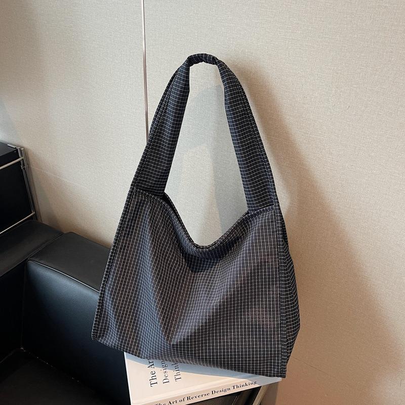 

Casual large-capacity tote bag women s new fashion plaid bag niche versatile shoulder armpit bag чорний